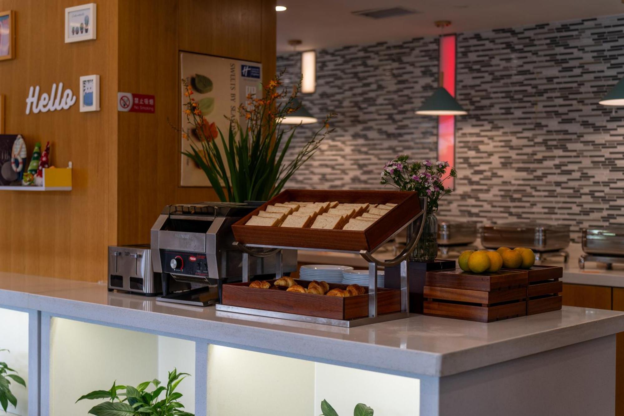 Holiday Inn Express Chengdu Airport Zone Free Shuttle From Shuangliu International Airport To Hotel ,Welcome Drink Dış mekan fotoğraf